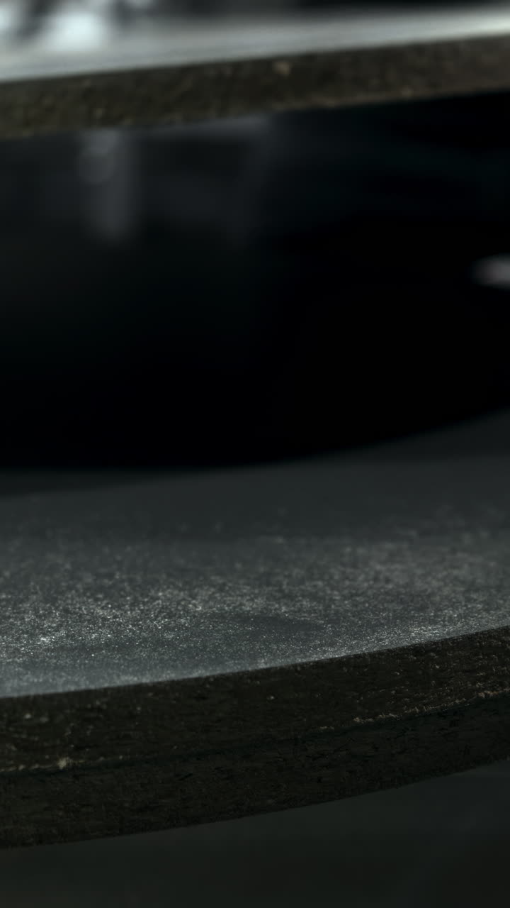 Painéis Redondos Empilhados Em Mesa de Inspeção Plana Mostrando Bordas de Laminado em Camadas e Superfície Lisa Acabada