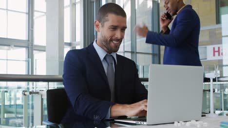 jóvenes empresarios que trabajan en una oficina moderna