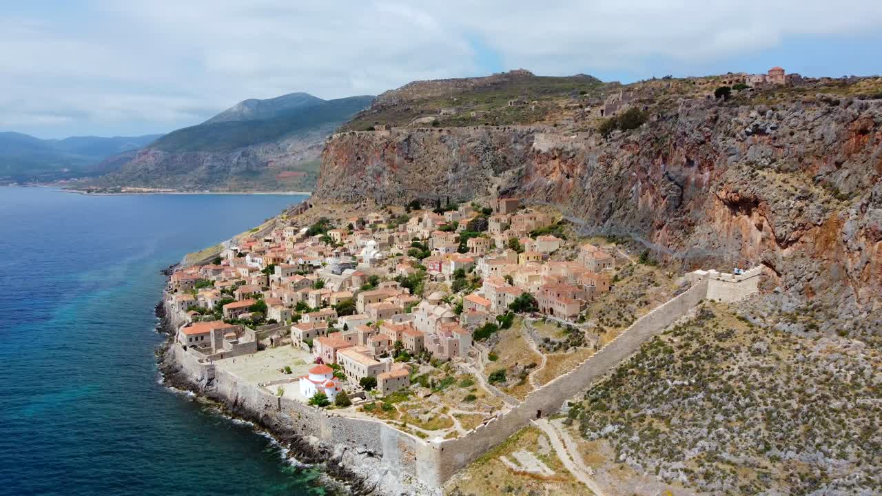 casas de la aldea de monemvasia en el municipio de laconia, grecia, ubicadas en una isla unida frente a la costa este del peloponeso, vista aérea