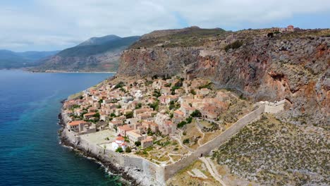 Casas-De-Pueblo-De-Monemvasia-En-El-Municipio-De-Laconia,-Grecia,-Ubicadas-En-Una-Isla-Atada-Frente-A-La-Costa-Este-Del-Peloponeso,-Vista-Aérea