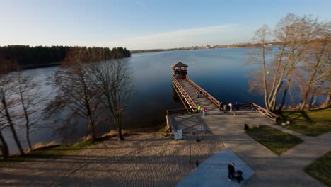 Gente-En-El-Muelle-De-La-Playa-Plaza-Miejska-En-Elk-Lake-En-Elk,-Mazury,-Polonia