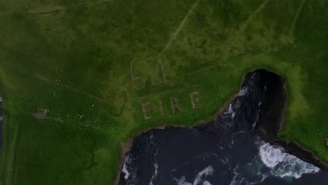 un cartel de advertencia construido de rocas en el acantilado del condado de mayo en irlanda durante la segunda guerra mundial para ser visible desde el cielo.