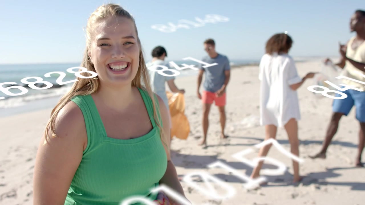 Kobieta w zielonym podkoszulku rozpoczynająca sprzątanie plaży, zespół napełniający pomarańczową torbę, z nakładką pływających liczb.
