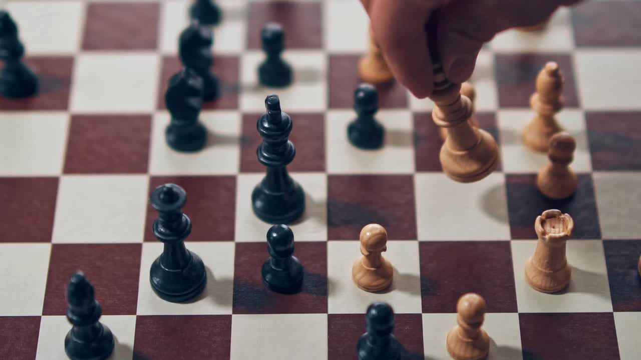 rey blanco derribando al rey del equipo negro, otorgando la victoria al equipo blanco