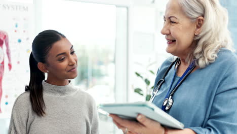 mujeres, abrazos y médico con un paciente