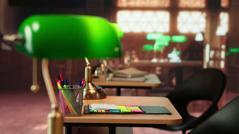 biblioteca a la vieja usanza vacía llena de decoraciones antiguas y escritorios de madera