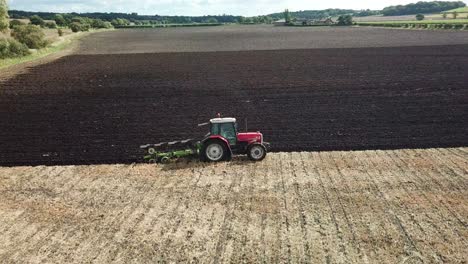 Imágenes-Aéreas-Sobre-El-Campo-De-Arado-Del-Tractor