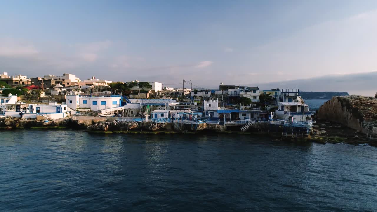 cabañas junto a la costa con vistas al mar mediterráneo