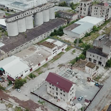 volando sobre edificios de fábricas industriales abandonados en condiciones muy dilapidadas.