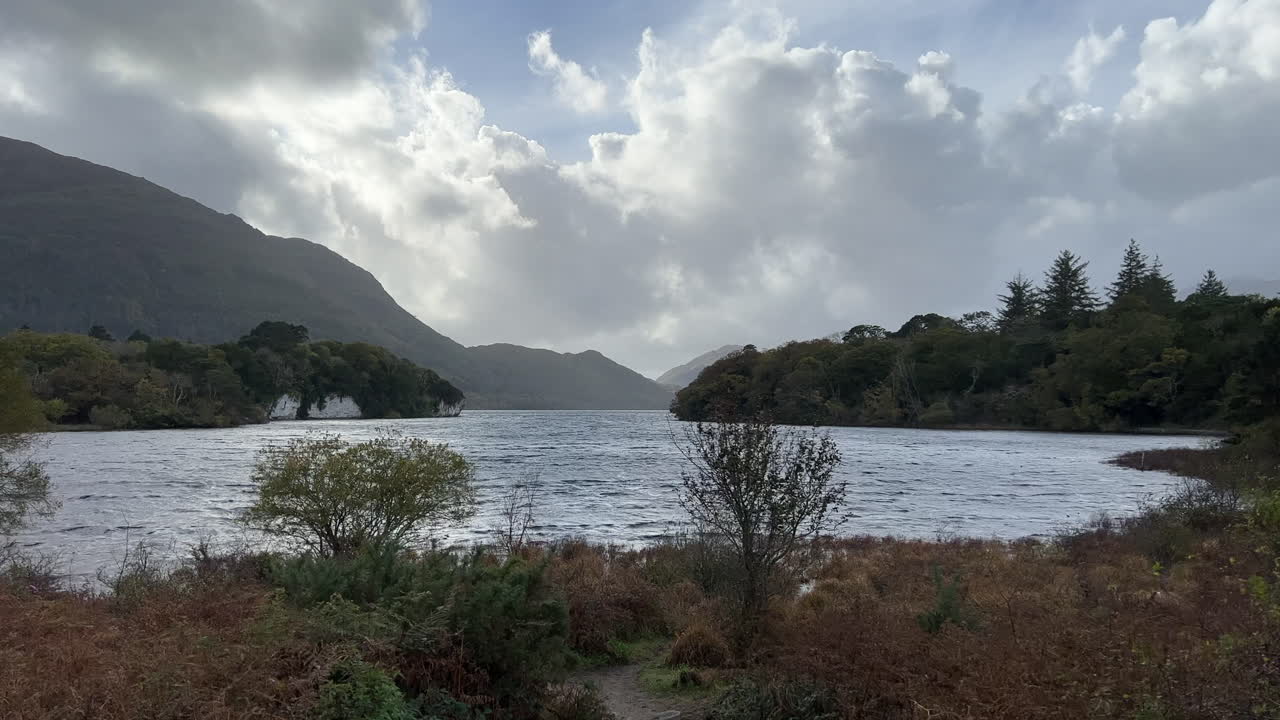lago muckross con olas durante un día ventoso y tormentoso