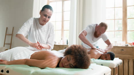 Zwei-Kunden-Bekommen-Eine-Paarmassage