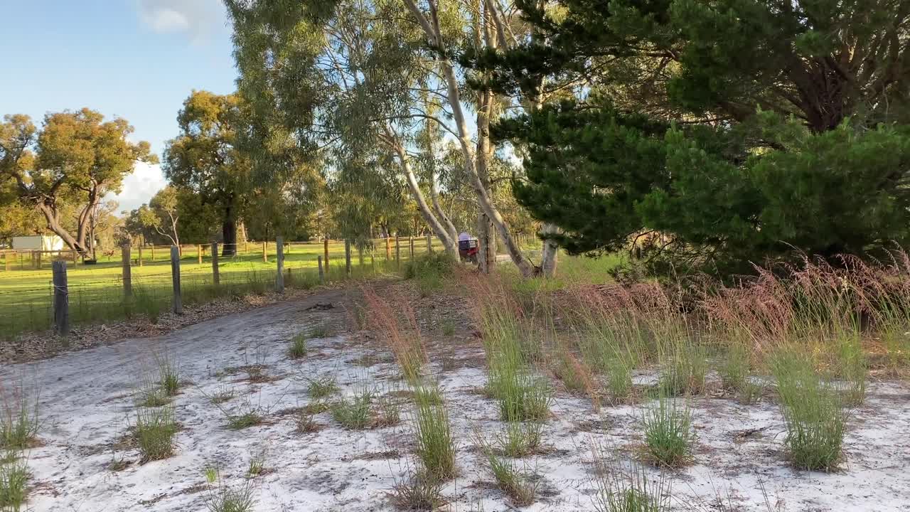 hombre en cuadriciclo maquinaria agrícola montando