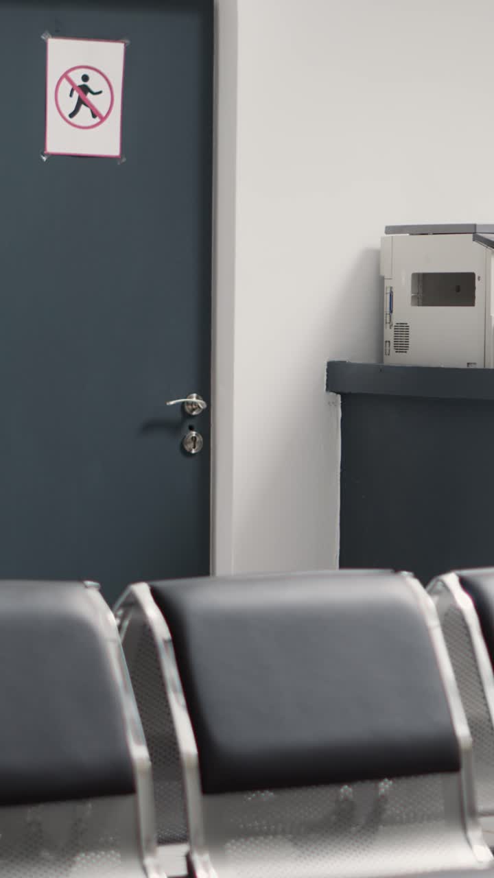 Vídeo vertical: balcão de recepção de hospital no corredor