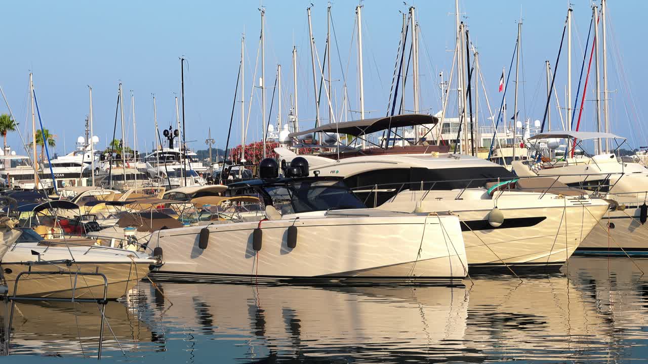 Molte barche bianche ormeggiate nel porto di Juan-les-Pins, Francia