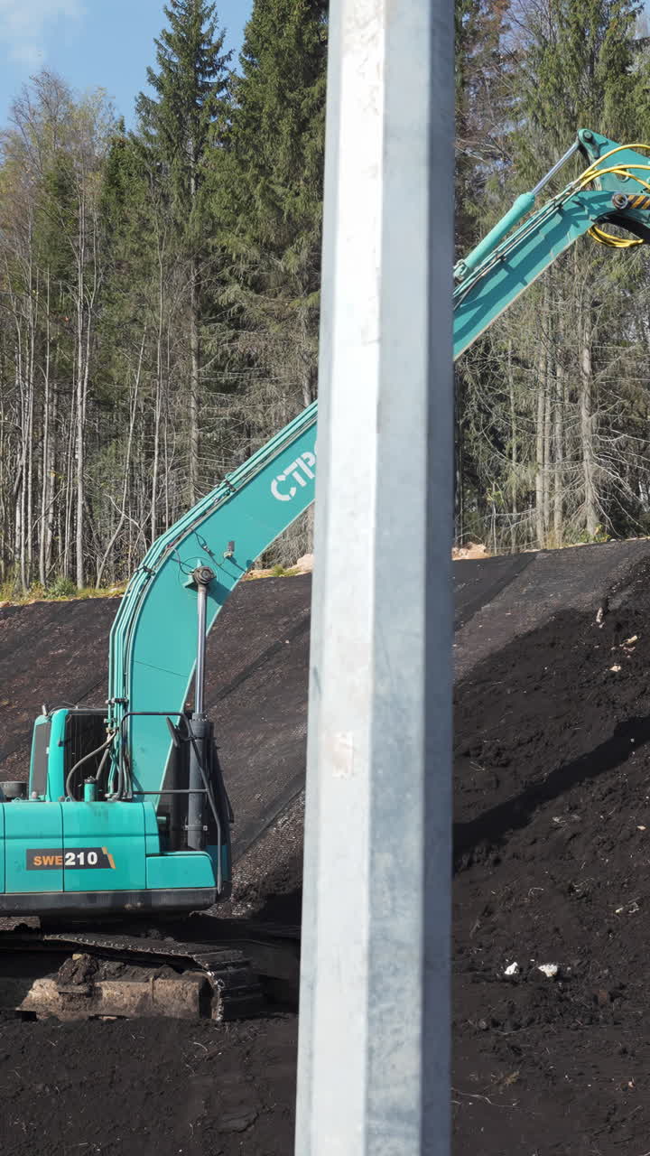excavadora trabajando en un sitio de construcción