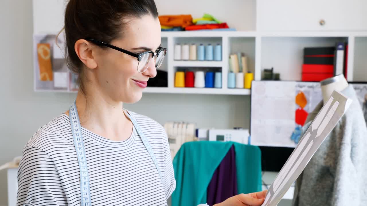 diseñadora mujer mirando el diseño de papel 4k