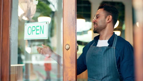 letrero de puerta cerrada, sonrisa y hombre del restaurante