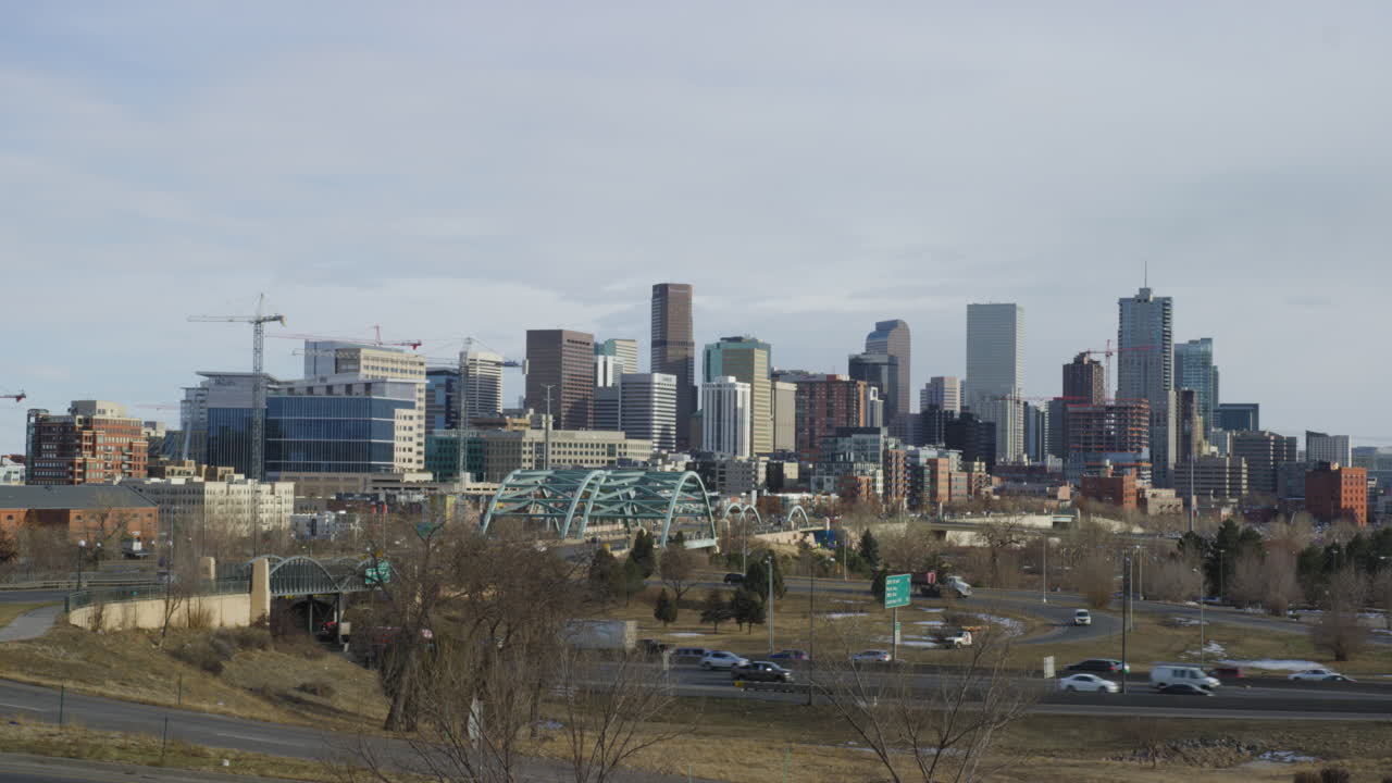 centro de denver - vehículos circulando por la carretera con un edificio de gran altura en el fondo en denver, colorado, ee.uu.