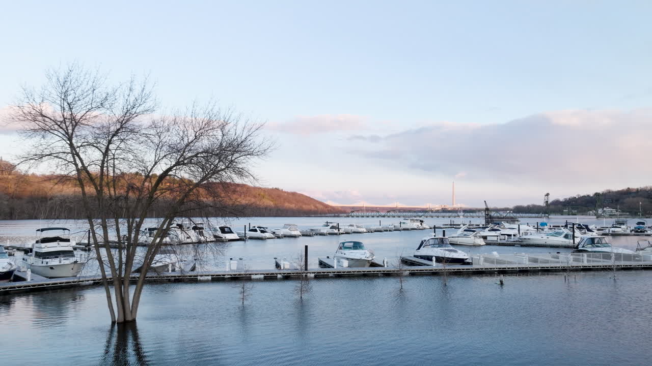 겨울의 마리나는 보트와 요트로 물에 잠겨 있습니다.