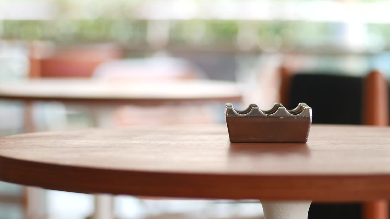 cenicero en una mesa de madera en un café