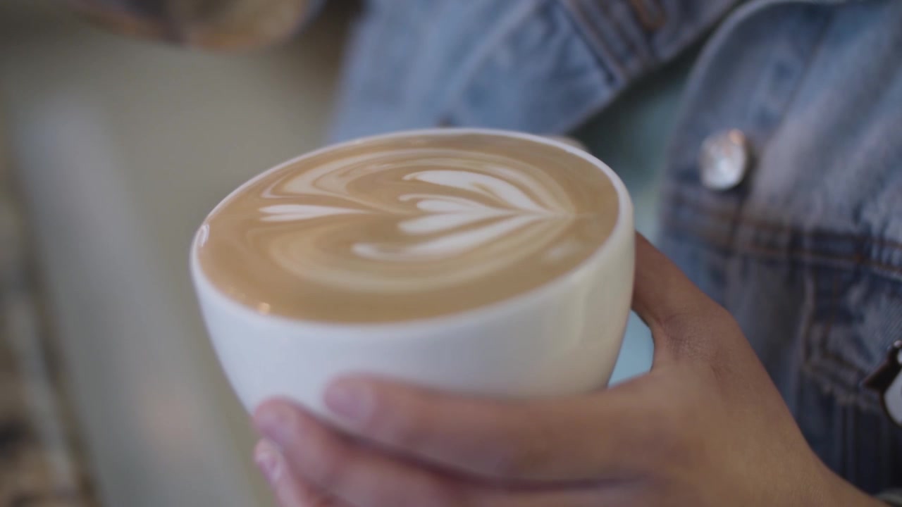Barista versa Latte Art a mano