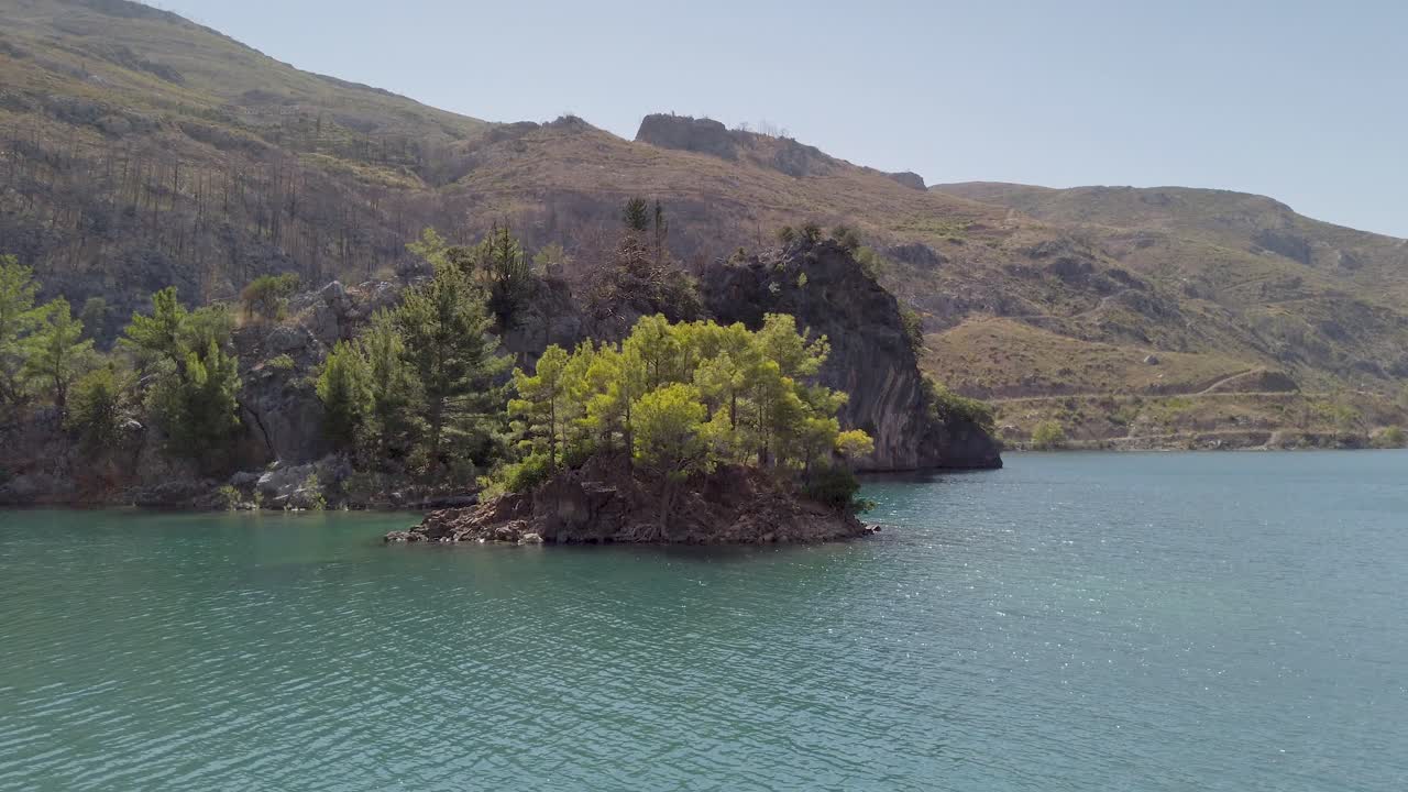 navegando en el lago en el cañón verde cerca de manavgat en antalya, turquía
