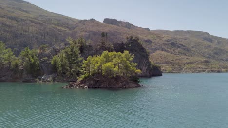 Sailing-On-Lake-At-Green-Canyon-Near-Manavgat-In-Antalya,-Turkey