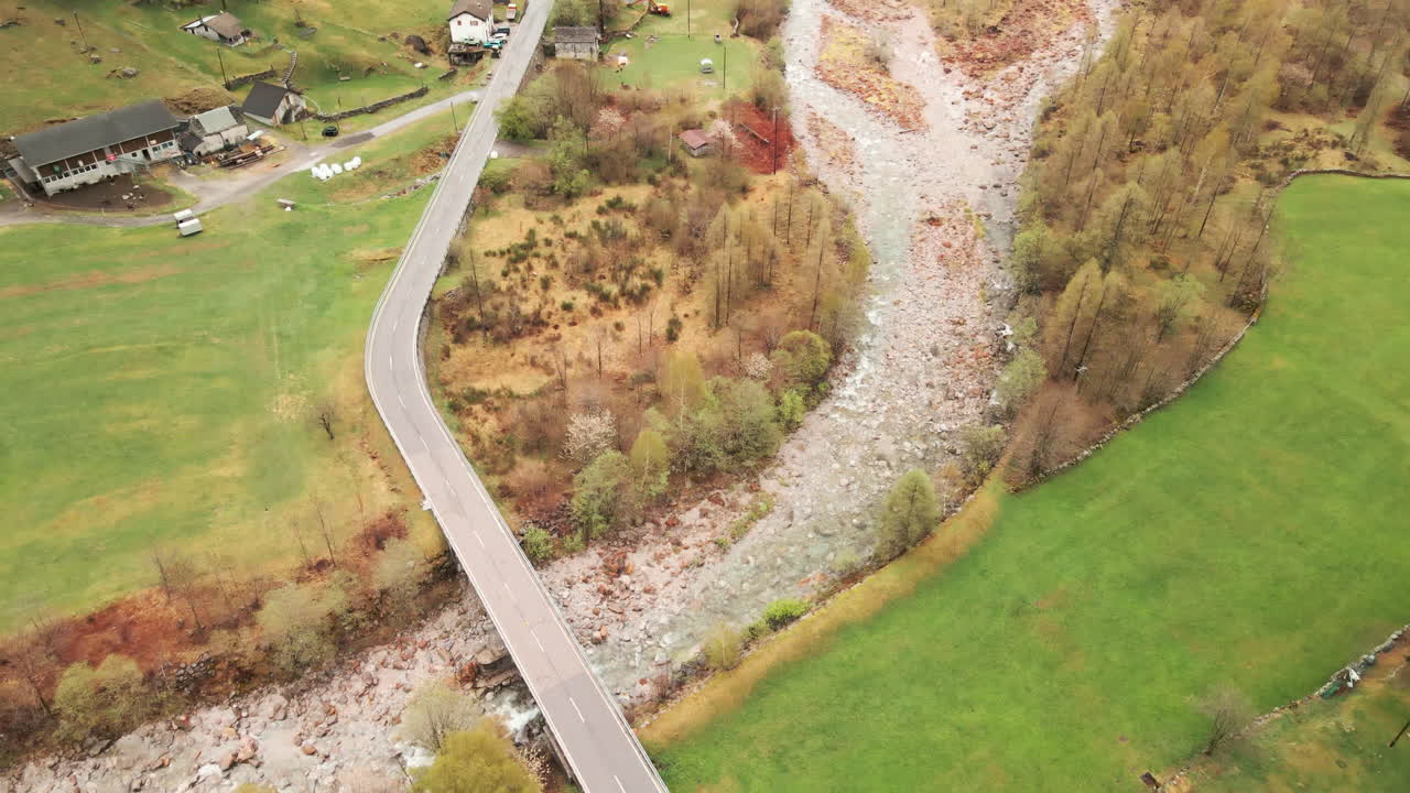 río maggia cruzando el idílico pueblo de cevio en el cantón de ticino, suiza