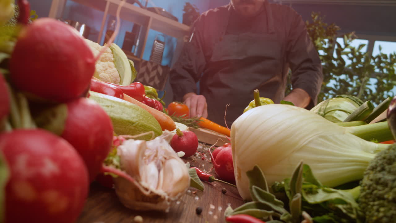 신선 한 채소 를 준비 하는 요리사