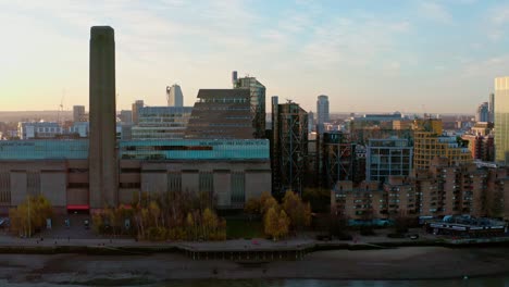 Absteigende-Luftaufnahme-Des-Tate-Modern-Art-Museum-Bei-Sonnenaufgang