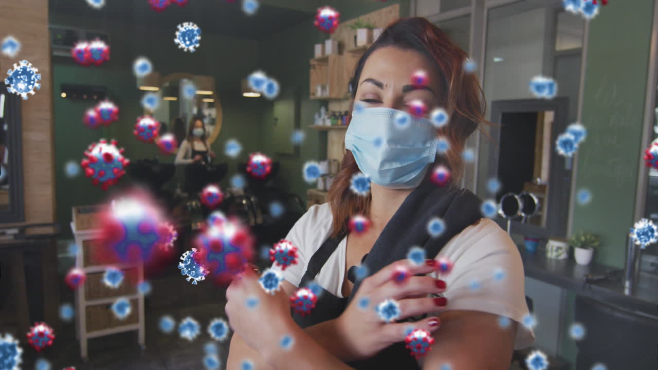 코로나바이러스 세포의 애니메이션 백인 여성 미용사가 얼굴 마스크를 착용하고 있습니다.