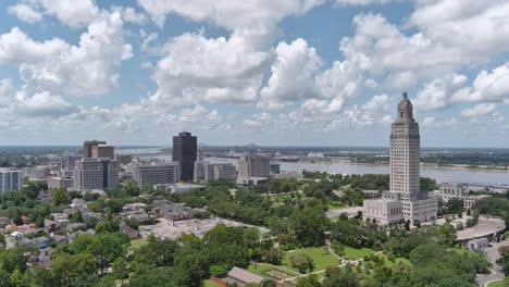 Luftaufnahme-Des-Gebäudes-Der-Hauptstadt-Des-Bundesstaates-Louisiana-Und-Der-Umgebung-In-Baton-Rouge,-Louisiana