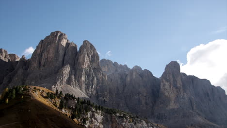 Rayos-De-Sol-Que-Brillan-En-La-Cordillera-Dolomita-Italiana