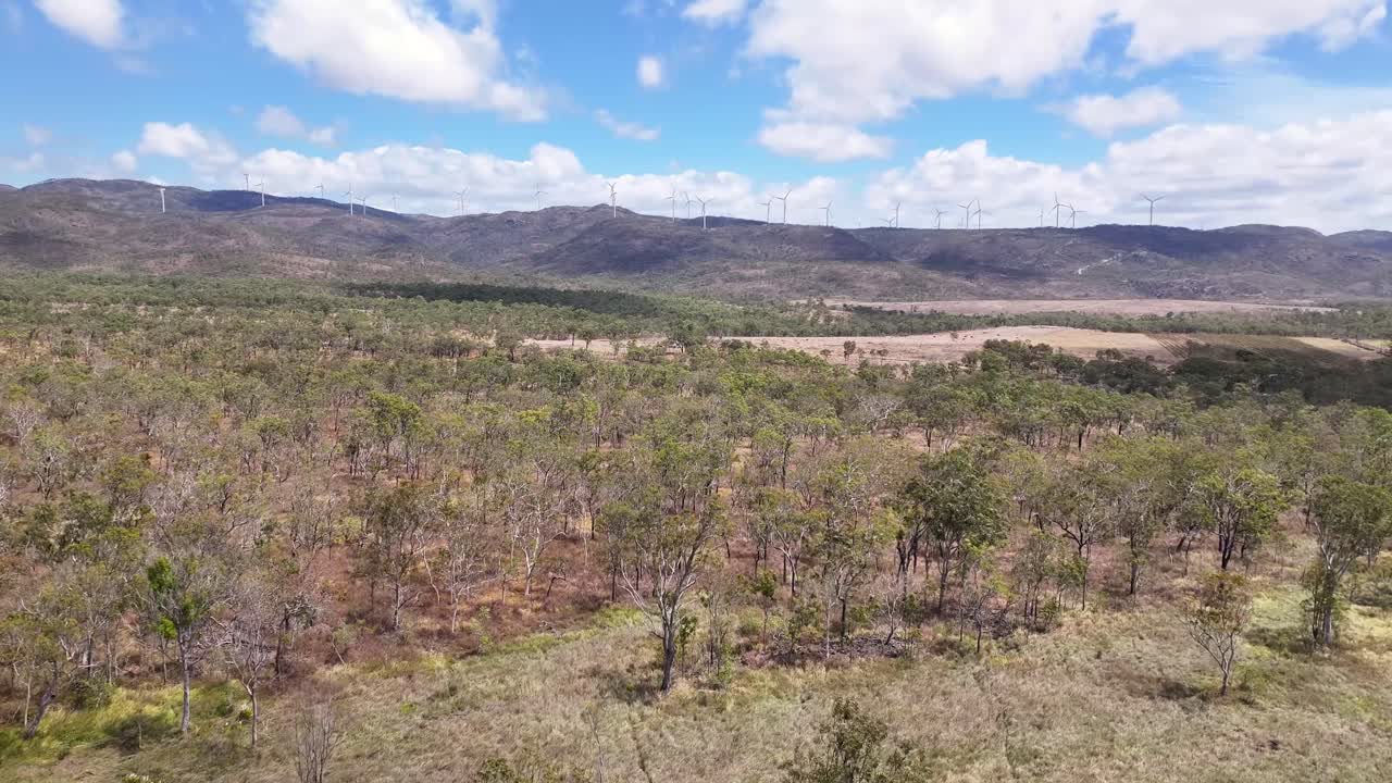 дрон летит на ветряную электростанцию маунт-эмералд. устойчивая зеленая энергия, производимая в австралии.