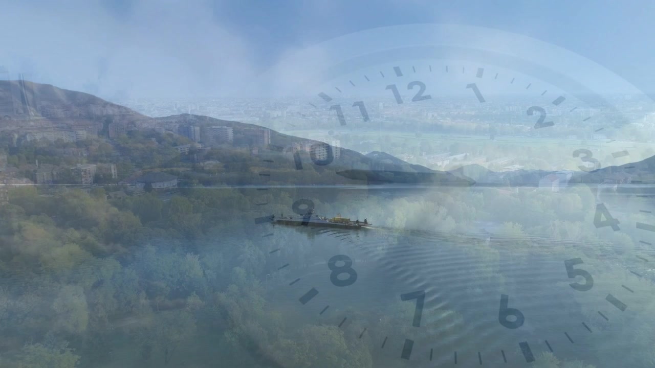 Sovrapposizione di orologio che inizia a ruotare, barca che si muove a sinistra attraverso il lago lasciando increspature, mostrando il tempo che passa