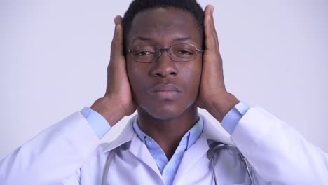 joven y guapo hombre africano médico