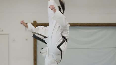 atleta de taekwong en ejercicio