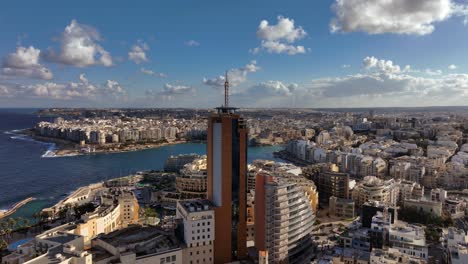 vista aérea de la torre de negocios de portomaso y st.