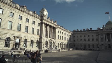 el exterior de un edificio histórico en londres