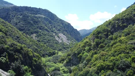 Drohnenaufnahmen-Der-Vouraikos-Schlucht