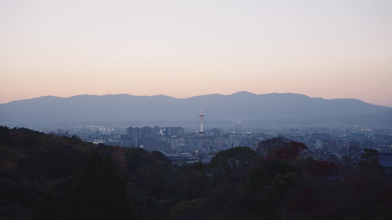 일본 교토의 황혼, 도시와 교토 타워를 내려다보다