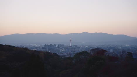 atardecer en kyoto japón, mirando la ciudad y la torre de kyoto