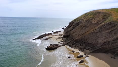 Antenne-über-Der-Wunderschönen-Küste-Von-Santa-Barbara-Kalifornien-In-Der-Nähe-Von-Gaviota-State-Beach-Mit-Fischern-Unten