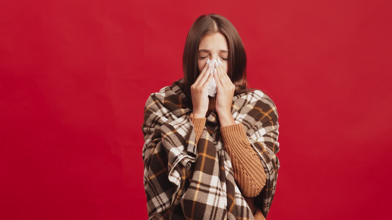 mujer que sufre de resfriado o gripe
