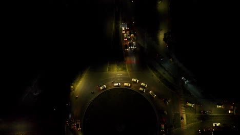 tráfico nocturno moviéndose en perfecto orden en la rotonda