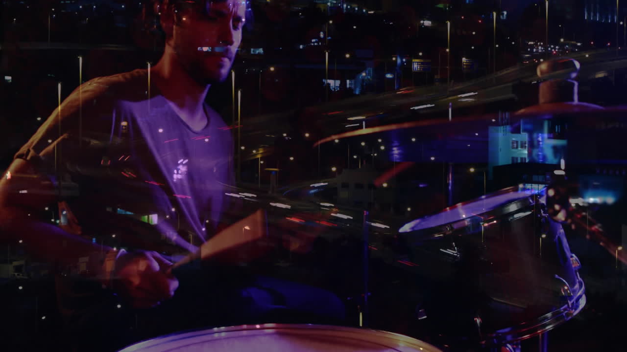 Batterista uomo che suona la batteria sotto luci viola, con sovrapposizioni di scie luminose urbane e grafici musicali.