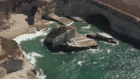 Luftaufnahme-Des-Ozeans-In-Shark-Fin-Cove-Auf-Dem-Highway-1-In-Nordkalifornien