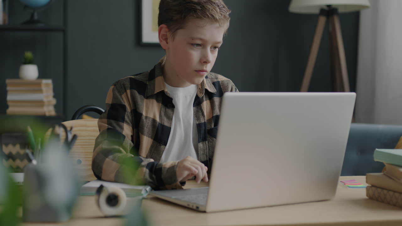 niño estudiando en la computadora portátil en casa