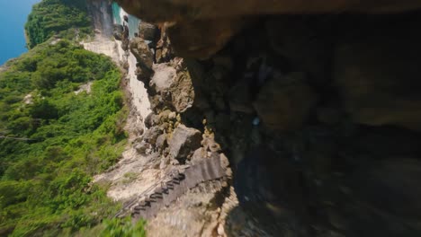 Cámara-Lenta-Vertical-Fpv-Disparó-Sobre-Las-Rocas-Y-La-Playa-De-Arena-Tropical-En-Bali-En-Un-Día-Soleado