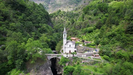 Die-Kirche-Der-Heiligen-Anna-Steht-In-Einem-Tal-Hinter-Cannobio-Am-Lago-Maggiore